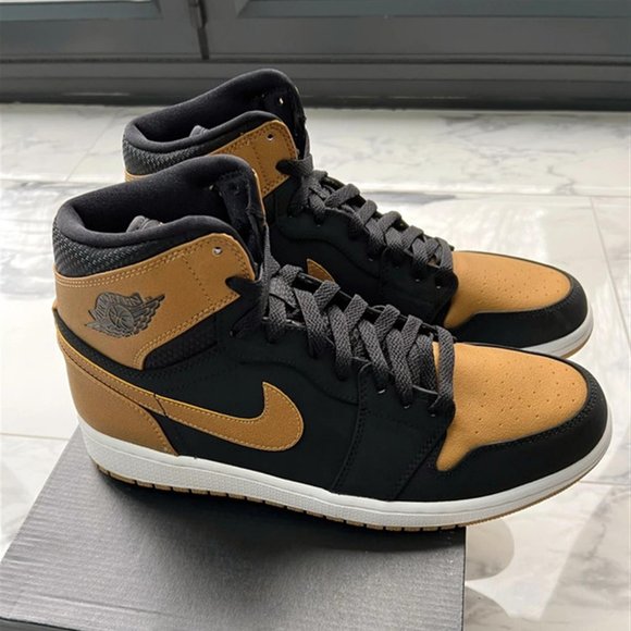 Air Jordan 1 Retro High - Picture 1 of 5